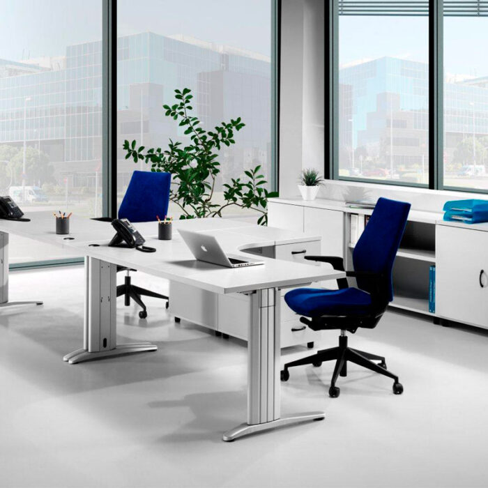 Mesa-de-Oficina-Euro-3000-y-4000-1 Mesa con ala melamina gris claro patas grises