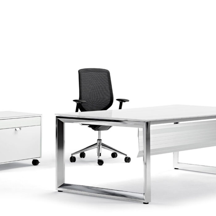 Mesa-de-despacho-Ber-Vital-Plus-1 tablero blanco y patas de marco cerrado cromadas