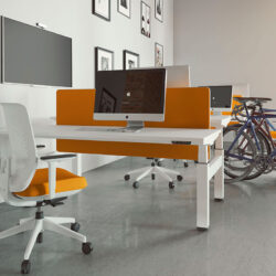Mesa-de-oficina-Ber-Mobility-1 blanca con estructura blanca y divisoria naranja