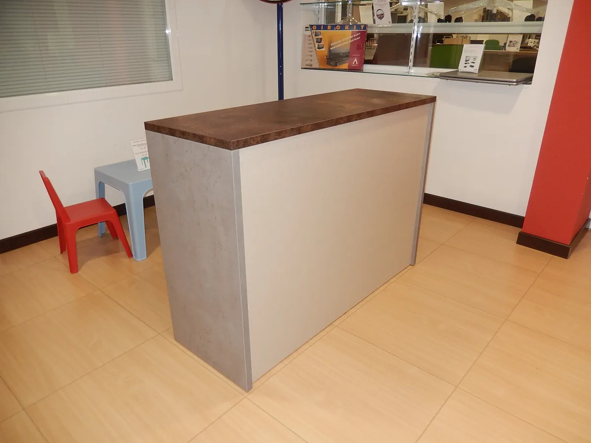 Mostrador de tienda Ch con encimera de madera y frente gris claro