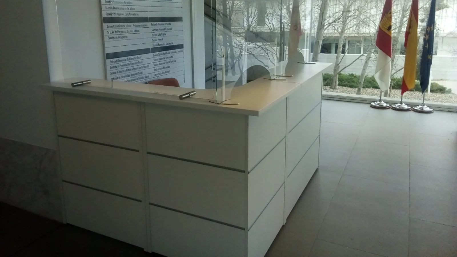 Altura de un mostrador de recepción: mostrador Euro de Muebles Talego en una oficina de atención al público
