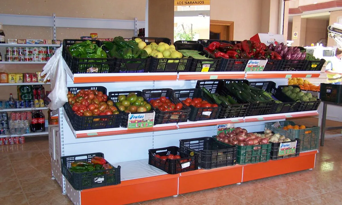 Góndola a dos caras para fruta con tres niveles de bandejas de distinto fondo