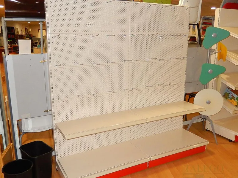 Estantería de supermercado KA en beige con zócalo rojo, con fondo perforado y ganchos
