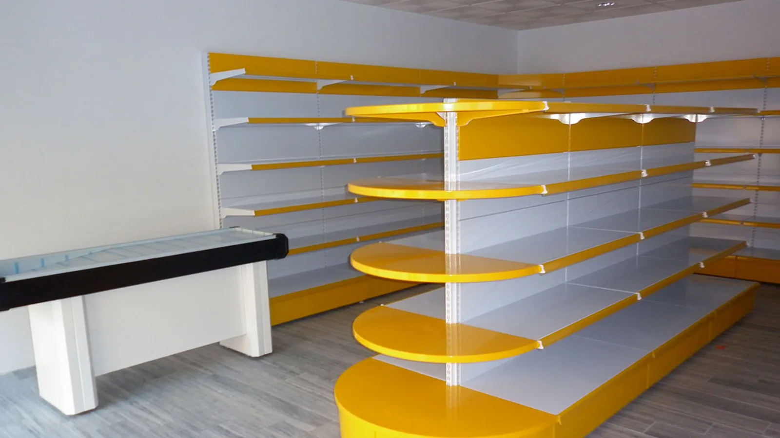 Góndolas de supermercado con cabecera redonda montadas por Muebles Talego, con murales al fondo