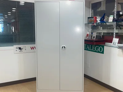 Armario metálico de oficina de dos puertas con cerradura, en la tienda de Muebles Talego en Torrijos