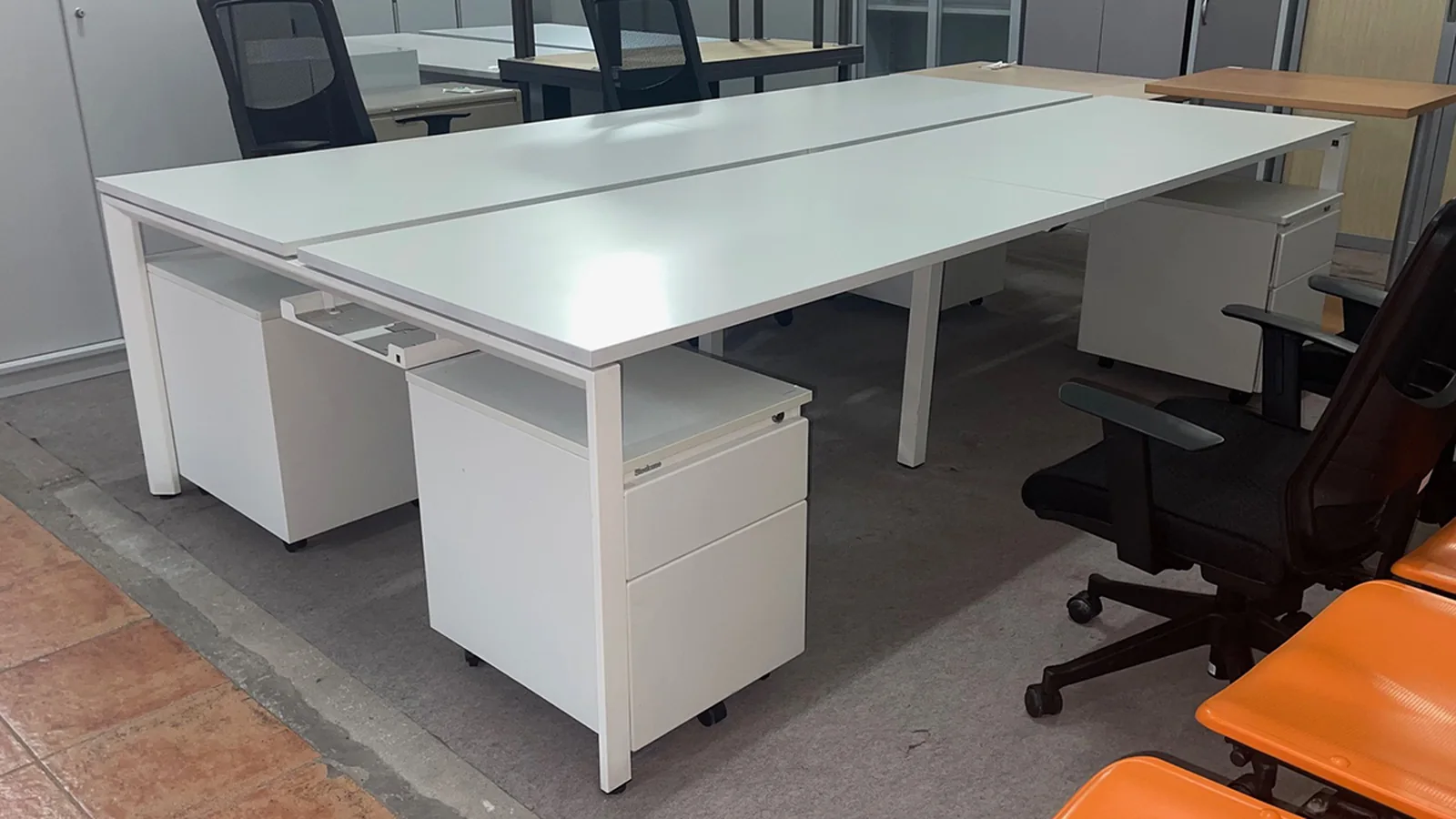Metros cuadrados por trabajador: mesas de cuatro puestos de oficina montadas en la nave de Muebles Talego