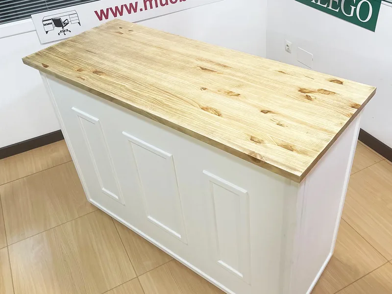 Mostrador de tienda plegable IP con encimera de madera y frente blanco de cuarterones