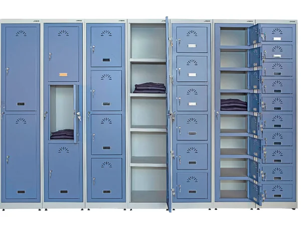 Taquillas de lavandería para ropa limpia con varias puertas por columna y ropa doblada en sus baldas