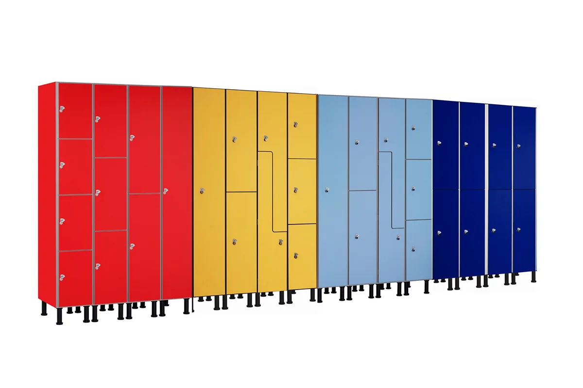 Batería de taquillas fenólicas de colores con puertas en Z y patas altas para vestuarios con humedad